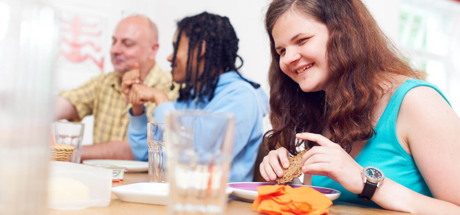 Internatsbewohner beim gemeinsamen Frühstück