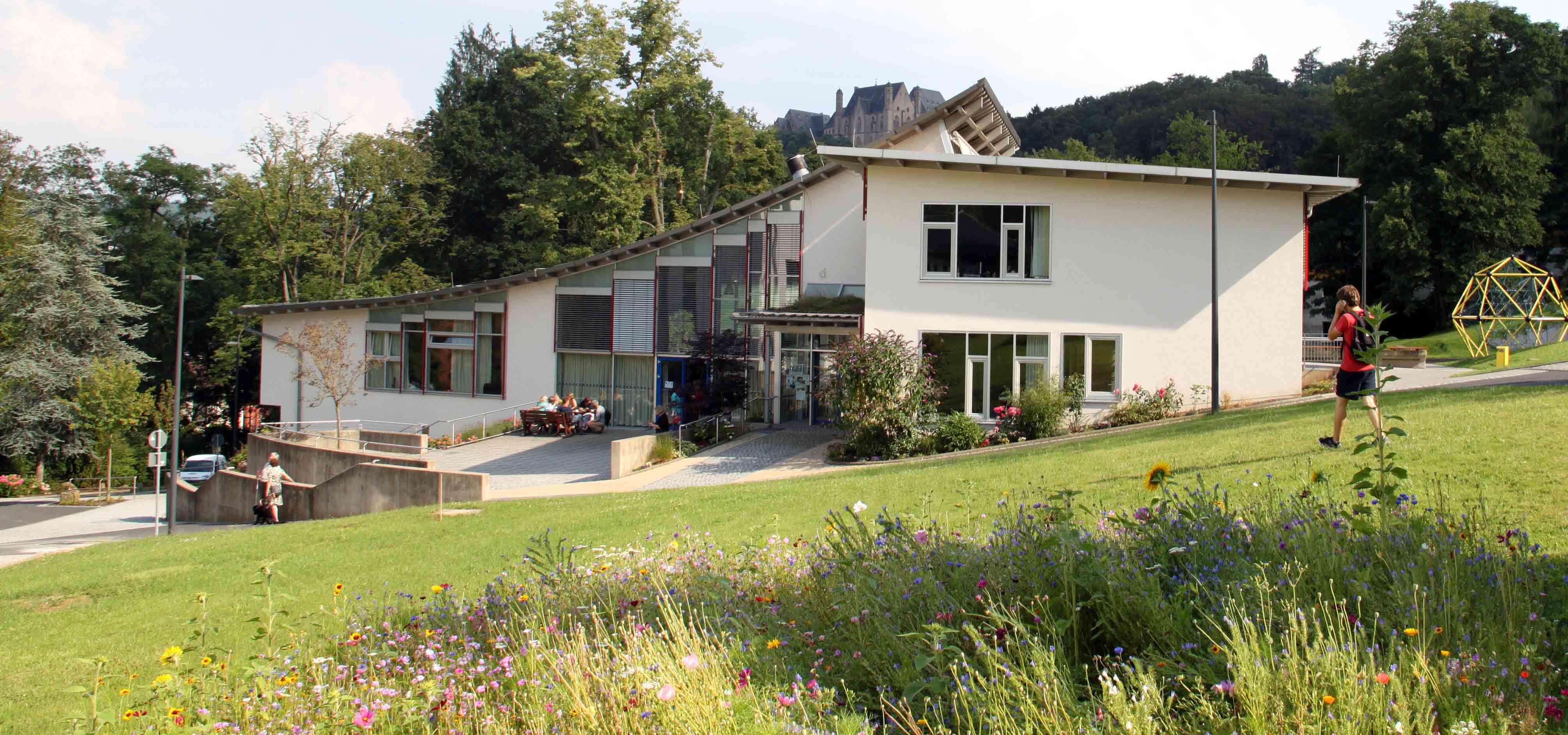 Blick auf das Unterstufengebäude der Carl Strehl-Schule